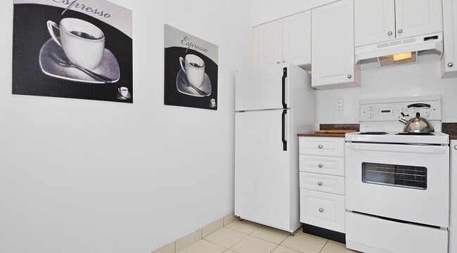 Building Photo - Hollies Unit 00401