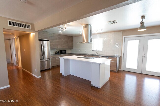 Photo - 1149 W 10th St