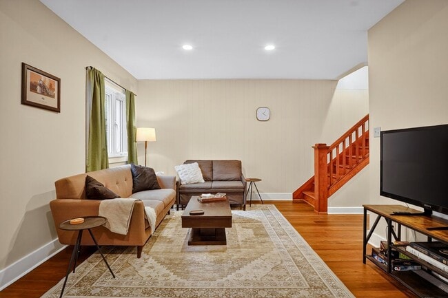 Photo - 3225 Mary St