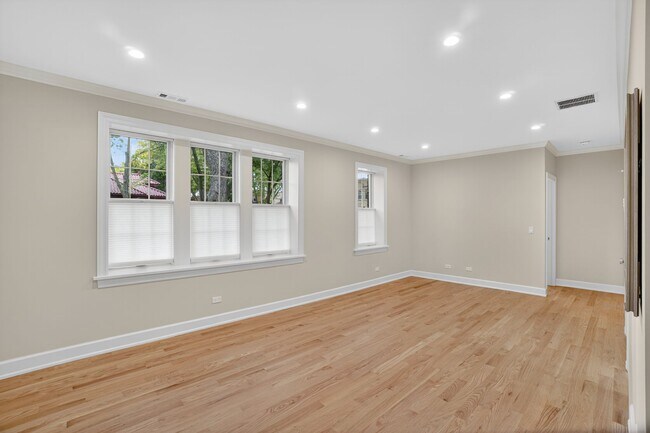 Living/Dining Room View 2 - 2703 W Ardmore Ave Unit #2E