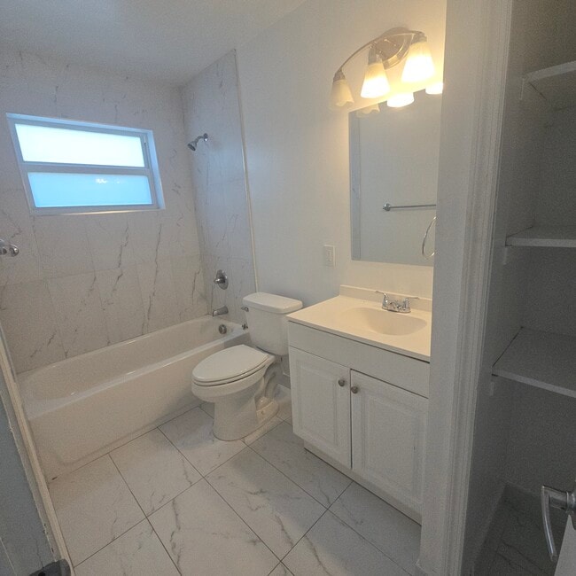 Building Photo - 5921 NE 18th Ave Unit 1