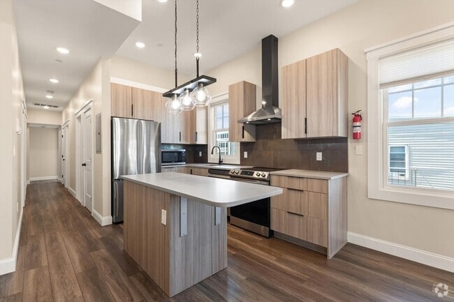 Building Photo - 701 E 2nd St Unit 3 Rental