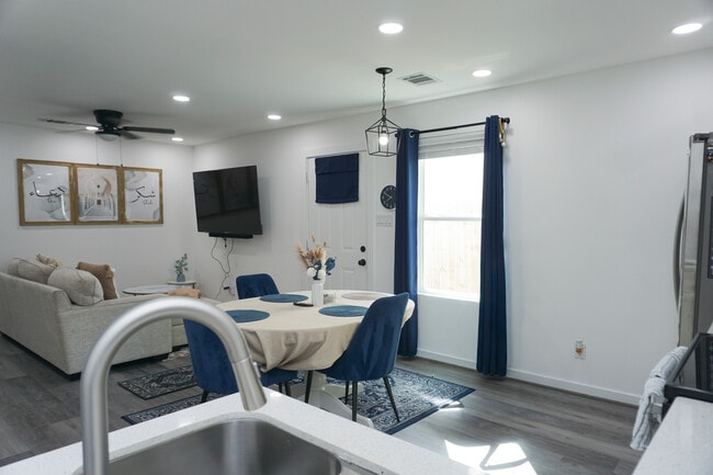 Photo - 8724 Peachtree St