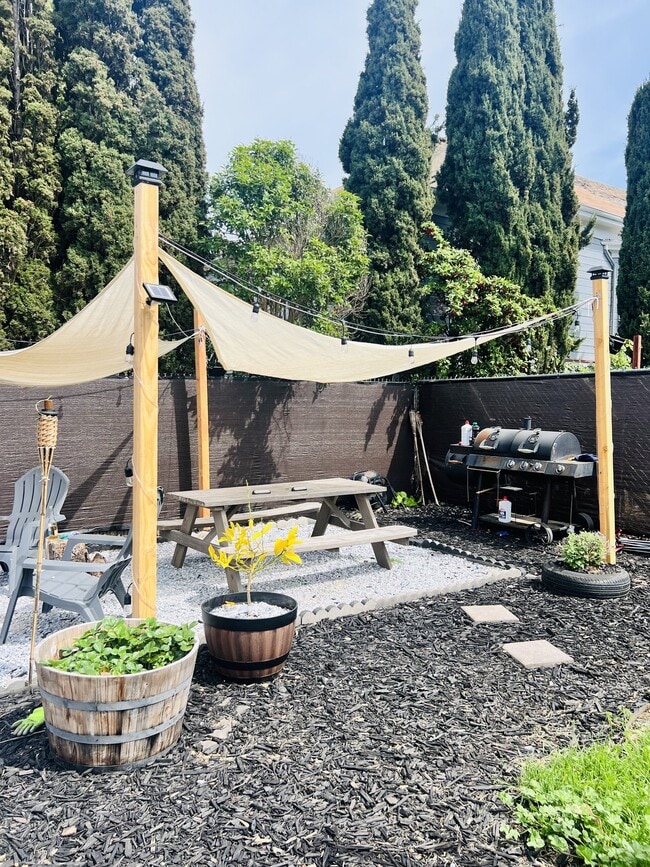 Building Photo - 1910 Marin St