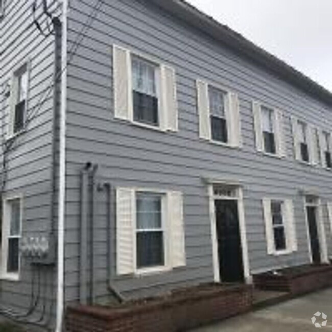 Building Photo - Small 2 Bedroom, 1 Bathroom 2nd Floor Apt ... Unit 2