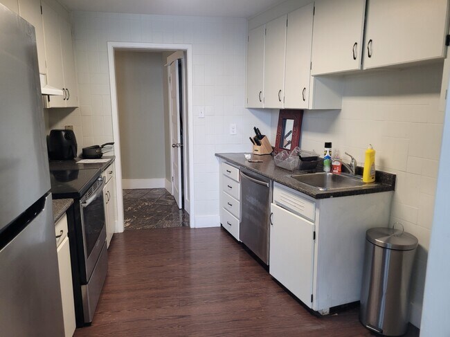 Photo - 1074 Wellington St