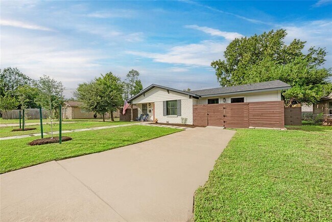 Photo - 1607 Sweetbriar Ave