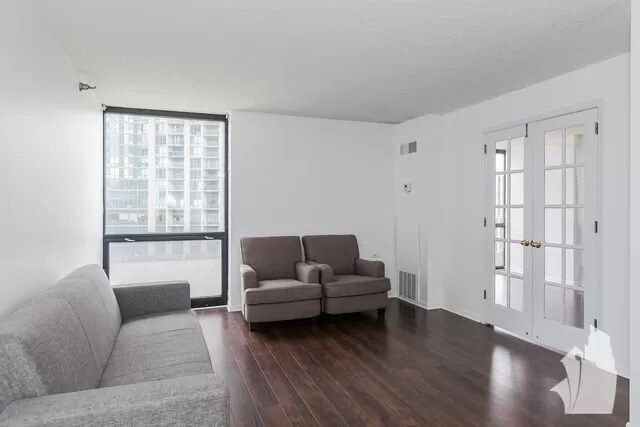 Living Room - 1122 N Clark St Unidad 1009