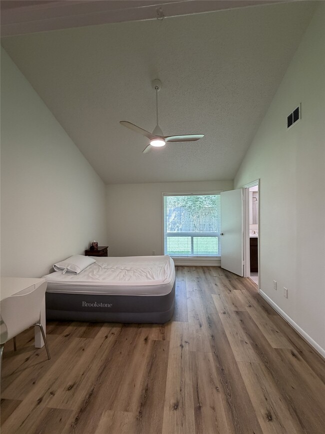 Photo - 2211 Brook View Ln