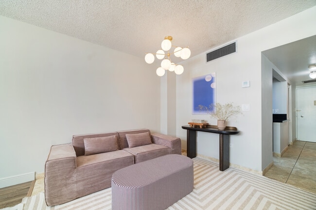 999 Brickell Bay Dr. #1906 Sitting area - 999 Brickell Bay Dr Unit 1906