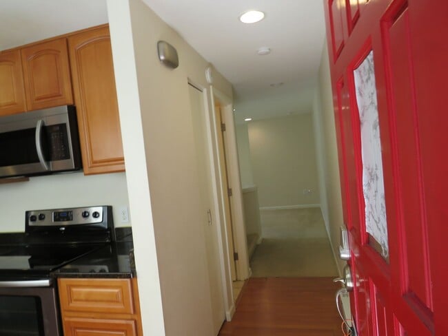Photo - Bellevue Townhome Downtown Bellevue 2Bed/2.5Ba. $3200.00/ Walk to Shopping!
