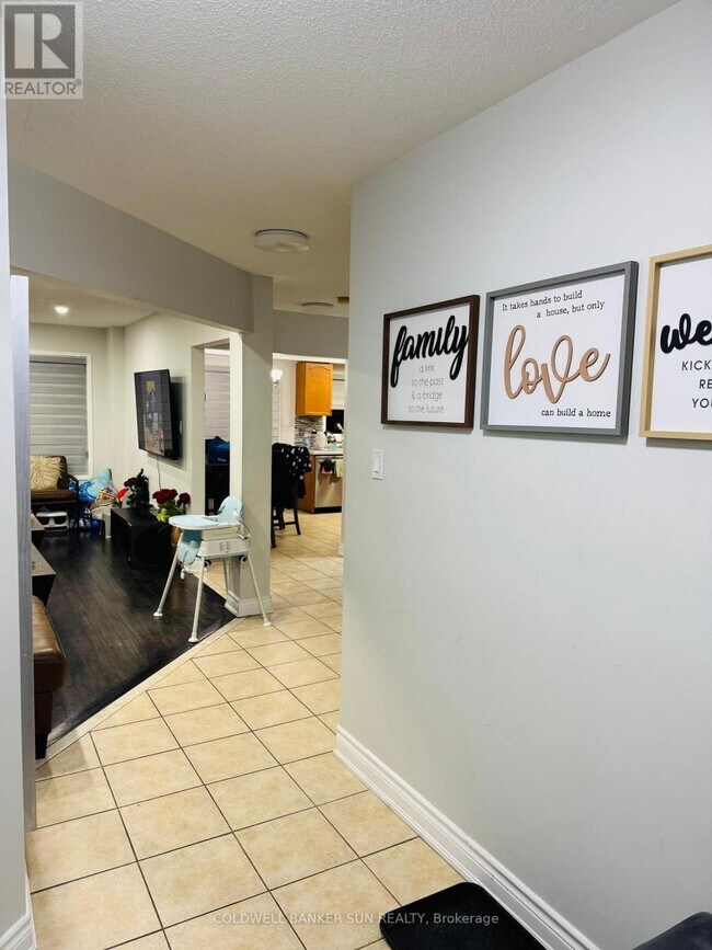 Photo - 94 Crown Victoria Dr