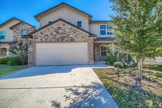 Building Photo - Stunning 4 bedroom offering 50% off the fi...