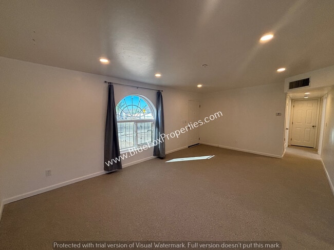 Photo - 654 W Mabel St