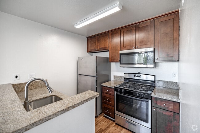 2BR, 1BA - 925SF - Kitchen - Gilbert Court Apartments