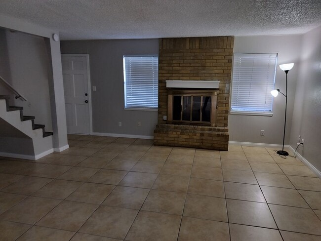 Building Photo - 2 Bedroom 1.5 Bathroom Townhouse in Norman... Unit #134