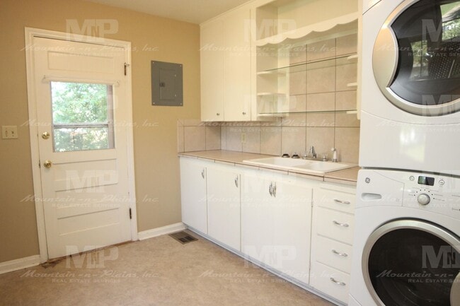 Photo - 230 N Whitcomb St