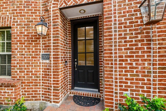 Photo - 709 Delano St