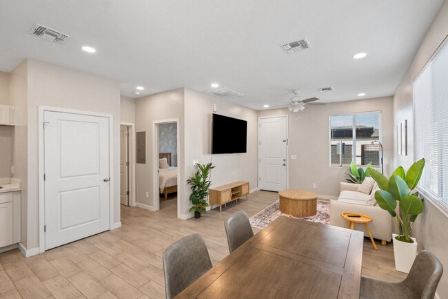 Building Photo - 6606 W Paradise Ln Unit ID1382992P