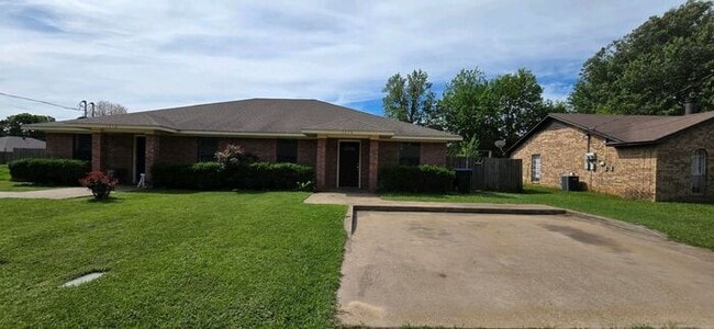 Building Photo - Available Now! Spacious 2 Bedroom 2 Bath Duplex in Longview!