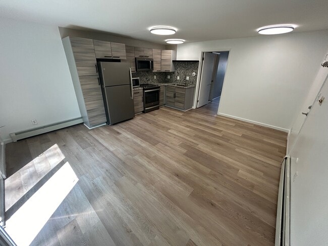 Photo - 31831 Grand River Ave