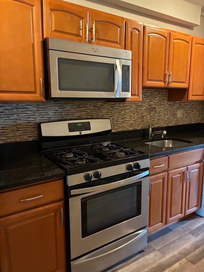 Photo - 1625 E St NE Unit 4