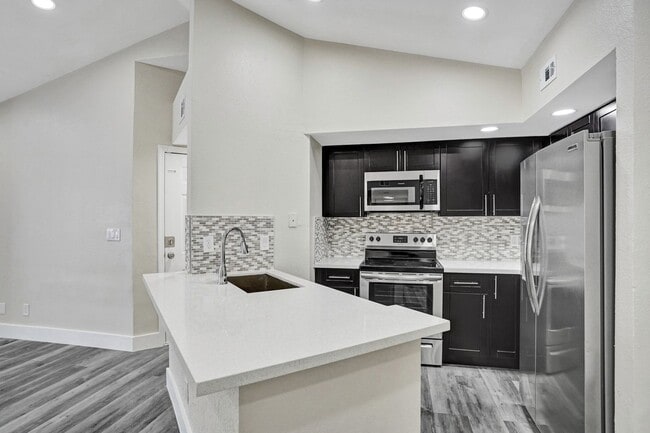 Photo - 2BED/1BATH renovated apartment ready to MOVE IN! Unidad 1925