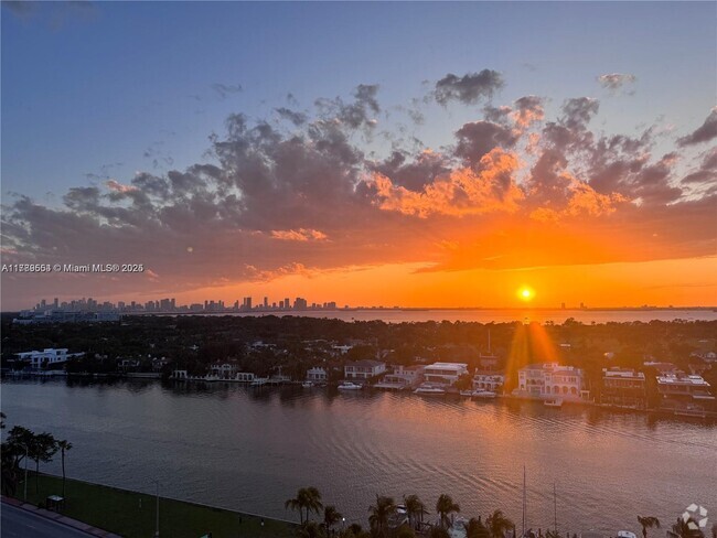Building Photo - 5401 Collins Ave Unit 1229 Rental