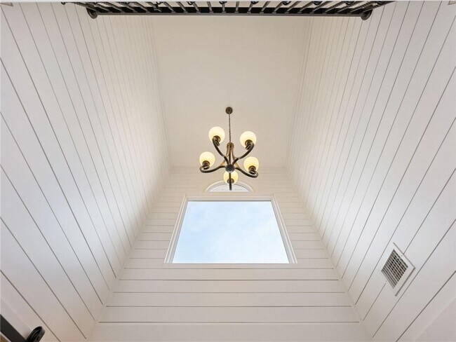 Photo - 3965 Hamilton View Way NE