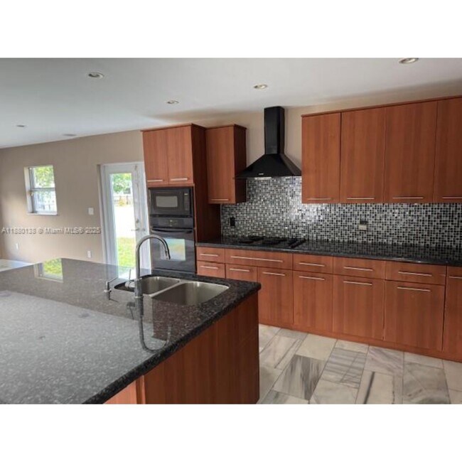Photo - 200 NE 44th St