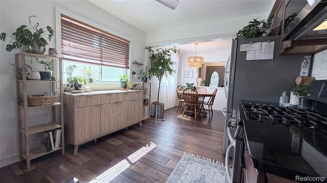 Photo - 25038 Chernick St