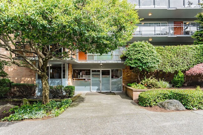 700 E Mercer