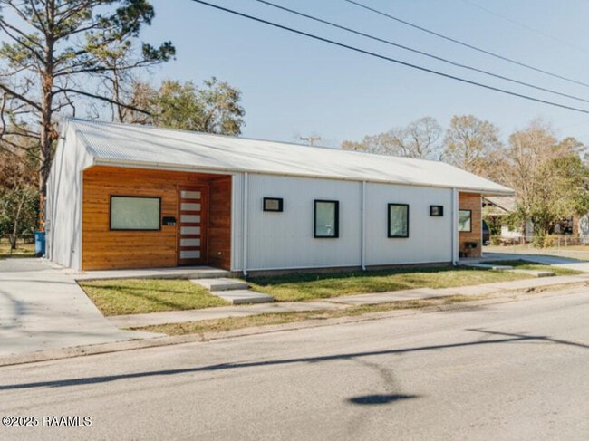 Photo - 700 S St Antoine St