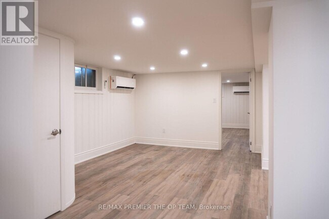 Photo - 148 Martin Grove Rd Unité Lower