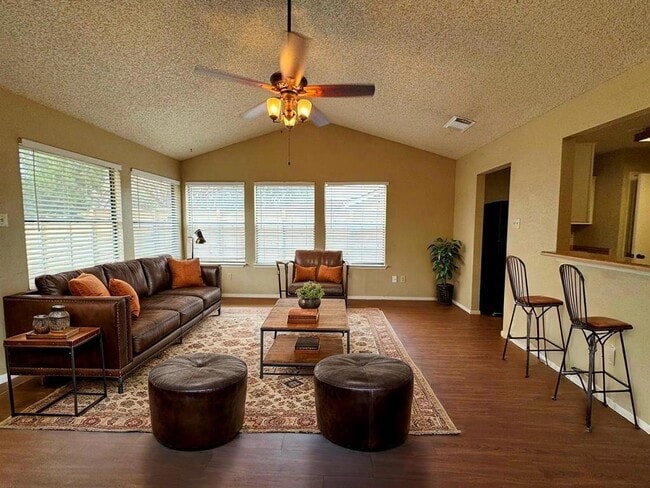 Photo - 1002 Great Britain Blvd