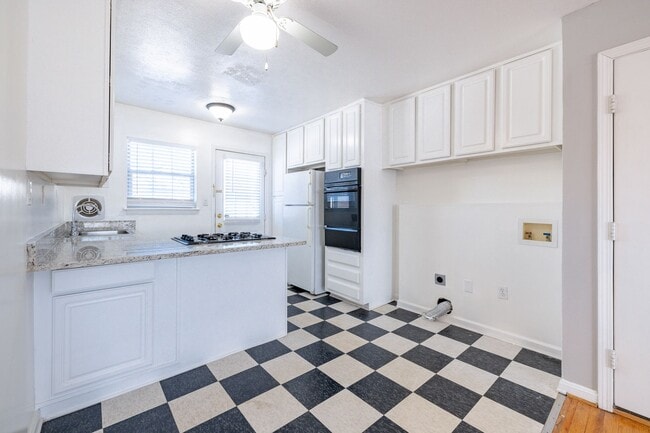 Peachtree Hills Court, 2-bedroom Atlanta a... - Peachtree Hills Court, 2-bedroom Atlanta a... Apartment Unit 07