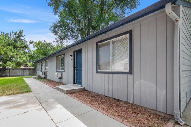 Building Photo - Spacious 2 Bedroom Duplex _ Pet Friendly! Unit 1910 Rental