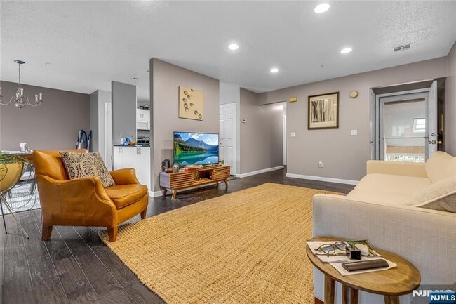 Photo - 8 Larkin Cir