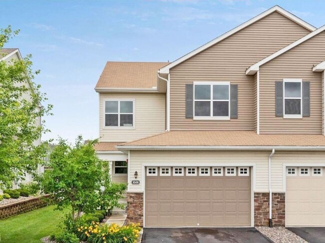 Building Photo - Spectacular SPACIOUS 3 Bedroom Plus Giant ...