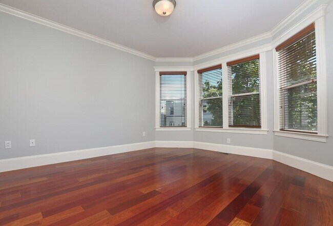 Photo - 464 E 6th St