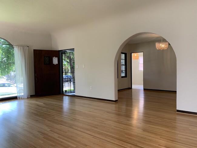 Photo - 4772 Edgeware Rd