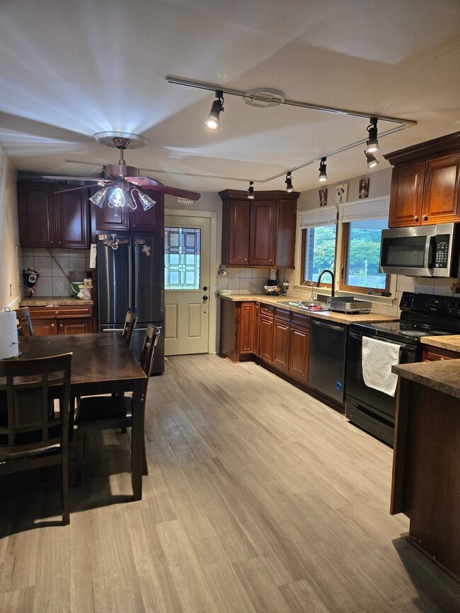 Photo - 116 Leeland Rd