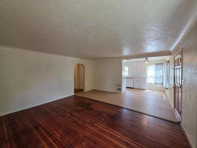 Building Photo - Charming 3 bedroom 1 Rental
