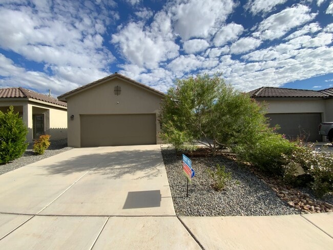 Building Photo - 3 Bedroom Single Story Home Available Near...