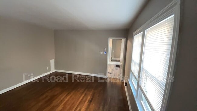 Photo - 233 Niagara Ave