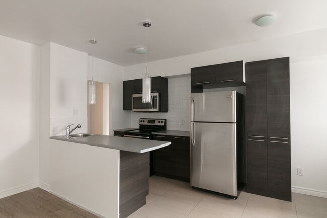 Photo - 809 Av. Bloomfield Unit 203