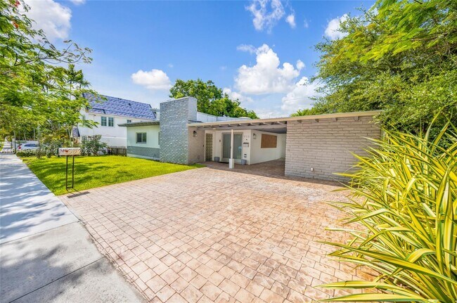 Photo - 910 NE 81st St Casa