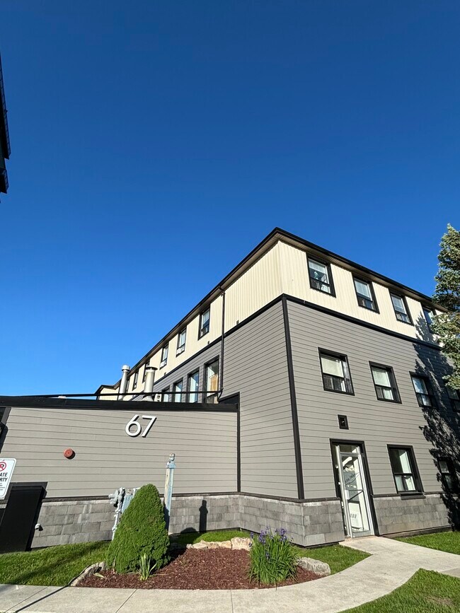 Building Photo - 67 Wyndham St S Unit 14