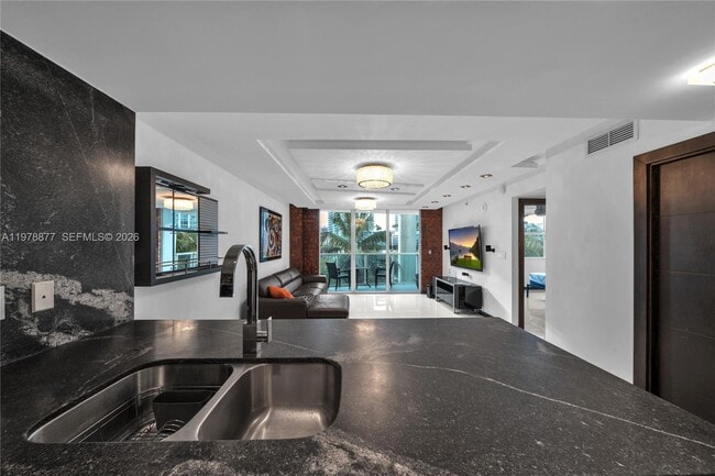 Building Photo - 31 SE 5th St Unit 407