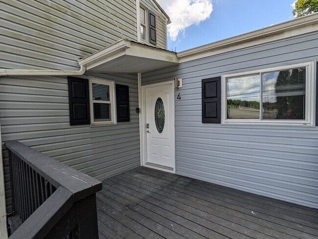 Building Photo - 11 McIntyre Rd Unit 4 Rental